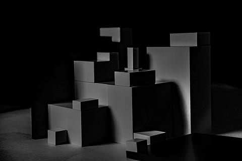 blocchi grigi, mucchio, bianca, blocchi, bloccare, modulo, astratto, minimo, contrasto, ombra, buio, piazza, struttura, bianco e nero, monocromatico, nessuno, di fila, grande gruppo di oggetti, forma di blocco, girato in studio, blocco giocattolo, in casa, forma cubica, pila, sfondo nero, architettura, modello, ripetizione, gruppo di oggetti, forma geometrica, abbondanza, gruppo, 5K, CC0, dominio pubblico, privo di copyright