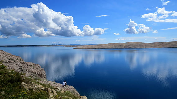 corps, eau, deux, gris, montagnes rocheuses, des nuages, réflexion, ciel, les montagnes, mer, crique, vue, onirique, tourisme, île, pag, Croatie, été, méditerranéen, le soleil, Voyage, tour, vacances, paysage, la nature, scène tranquille, Lac, tranquillité, paysages, beauté dans la nature, personne, nuage - ciel, paysages - nature, scène non urbaine, journée, bleu, idyllique, Montagne, en plein air, terre, 4K, CC0, domaine public, libre de droits