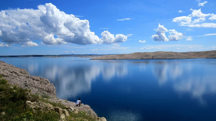 cos, aigua, dos, gris, muntanyes de roca, núvols, reflexió, cel, muntanyes, mar, cala, vista, de somni, turisme, illa, pag, Croàcia, estiu, mediterrani, el sol, viatjar, gira, vacances, paisatge, naturalesa, escena tranquil·la, llac, tranquil·litat, escenics, bellesa a la natura, cap gent, núvol - cel, escenics - natura, escena no urbana, dia, blau, idíl·lic, muntanya, a l'aire lliure, terra, 4K