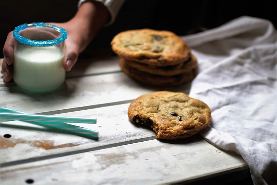 Brun, småkager, hvid, træ-, overflade, selektiv, fokus fotografering, person, bedrift, glas, mælk, ved siden af, cookie, bakke, chokolade, chips, bord, klæde, linned, sugerør, bid, laver mad, sæson, efterår, renvaske, mad og drikke, mad, menneskelig hånd, menneskelig kropsdel, bagt, en person, indendørs, hånd, drikke, chokolade chip cookie, friskhed, forfriskning, studio skud, rosin, mejeriprodukt, sort baggrund, snack, 2K