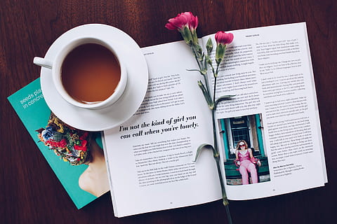 top, se fotografering, keramisk, krus, underkop, Bestil, gul, blomster, papir, kaffe, bord, kop, desktop, te, læsning, poesi, årgang, flatlay, flad, skrivebord, hænder, kvinde, Læs, undersøgelse, tænke, daisy, blonder, blomst, træ, tatovering, blå, rød, lyserød, eksisterer, liv, citere, håndskrift, sweater, retro, bøger, drikke, kaffe - drikke, kaffekop, mad og drikke, blomstrende plante, forfriskning, tekst, offentliggørelse, meddelelse, indendørs, plante, porcelæn, høj vinkel visning, 4K, CC0, offentligt domæne, royaltyfrie