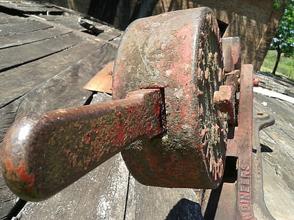 Hebel, Zug, Kontrollen, Indikatoren, Metall, rostig, verwittert, Nahansicht, alt, keine Leute, Tag, Sonnenlicht, Holz - Material, draußen, Ablehnen, heruntergewirtschaftet, beschädigt, Bolzen, Verschlechterung, Natur, obsolet, Fokus auf den Vordergrund, verlassen, Sicherheit, 2K, CC0, gemeinfrei, lizenzfrei