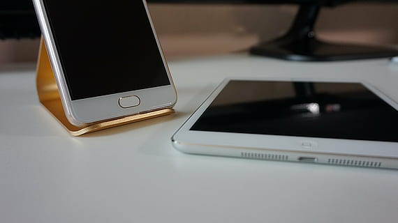 smartphone, tablet, touch screen, ipad, mobiltelefon, trådløs teknologi, teknologi, meddelelse, forbindelse, smart telefon, bærbar informationsenhed, internet, bærbarhed, computer, ingen mennesker, computer netværk, bærbar, indendørs, tæt på, skærm, bord, forretning, sort farve, kopiere plads, global kommunikation, social networking, 5K, CC0, offentligt domæne, royaltyfrie
