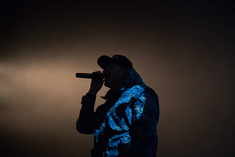 muž, hospodářství, mikrofon, nízký, fotografování světla, mic, přední, pusa, rapper, temný, zpěvák, světélkující, výkon, silueta, hudebník, umělec, koncert, dj, hudba, víčko, modrý, uvnitř, jedna osoba, dospělý, pas nahoru, stojící, vstupní zařízení, umělecká kultura a zábava, zpěv, studio shot, zbraň, pistole, oblečení, noc, mladého dospělého, noční život, 5K, CC0, veřejná doména, bez autorských práv