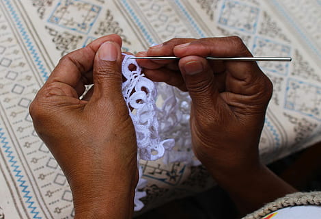 foto, persona, tejido de punto, floral, encaje textil, cordón, textil, manos, de punto, suéter, Moda, calentar, tejer, hecho a mano, ropa, arte, hilo, diseño, mujer, tela, material, hecho en casa, modelo, blanco, costura, de coser, bordado, trabajo, tradicional, casa, bricolaje, aguja, Hobby, puntada, ganchillo, ocio, gancho, algodón, hecho a ganchillo, creatividad, artesanía, decoración, mano humana, gente, de cerca, una persona, parte del cuerpo humano, papel moneda, participación, mano, adentro, Arte y artesanía, parte del cuerpo, vista de alto ángulo, hombres, adulto, centrarse en primer plano, habilidad, gente real, ocupación, riqueza, dedo, moneda, 4K, CC0, dominio público, libre de derechos