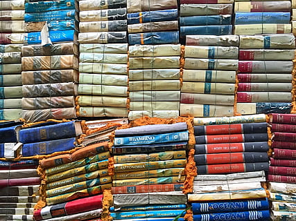 bøger, bogstabel, litteratur, stak, rygrad, Læs, undersøgelse, foreninger, multi farvet, stor gruppe af objekter, i en række, detail, fuld ramme, overflod, arrangement, valg, til salg, variation, bestille, indendørs, ingen mennesker, stilleben, baggrunde, side om side, hylde, beholder, industri, detailvisning, 2K, CC0, offentligt domæne, royaltyfrie