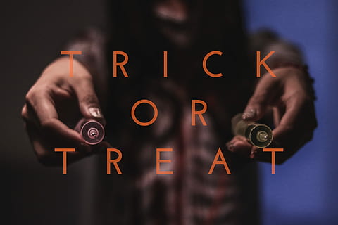 trick, behandle, tekst, slik eller ballade, menneskelig hånd, forretning, herrer, kun voksne, en person, voksen, meddelelse, kun en mand, menneskelig kropsdel, teknologi, hånd, hanner, kropsdel, beskæftigelse, indendørs, multi farvet, studio skud, fokus på forgrunden, bevægelse, 1080P, CC0, offentligt domæne, royaltyfrie