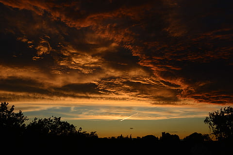 intet filter..!, silhuet, træer, gylden, time, overskyet, træ, smuk, hus, Sky, sky - himmel, skønhed i naturen, himmel, scenics - natur, plante, ro, solnedgang, rolig scene, natur, ingen mennesker, orange farve, idyllisk, storm, miljø, lav vinkel visning, dramatisk himmel, udendørs, magt i naturen, ildevarslende, 5K, CC0, offentligt domæne, royaltyfrie