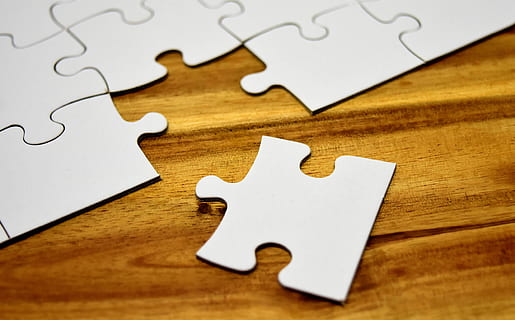 fermer, plateau de puzzle, puzzle, Se joindre, insérer, partager, en forme, reconstituer, jouer, pièces du puzzle, la patience, cartes mémoire recouvertes de, Passe-temps, ennui, presque fini, pièce de puzzle, Solution, à l'intérieur, incomplet, lien, personne, bois - matériau, nature morte, stratégie, prise de vue en studio, vue grand angle, jeux de loisirs, table, couleur blanche, deux objets, plein cadre, modèle, insertion, 5K, CC0, domaine public, libre de droits