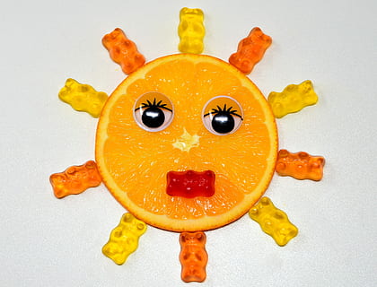 aranciata a fette, arancia, disco, sole, viso, gummibärchen, delizioso, divertente, fruttato, frutta, cibo, cibo e bevande, creatività, rappresentazione, volto antropomorfico, girato in studio, antropomorfo, divertimento, in casa, umorismo, avvicinamento, colore arancione, arte e artigianato, singolo oggetto, sorridente, nessuno, zucca, rappresentazione umana, verdura, spuntino, 4K, CC0, dominio pubblico, privo di copyright