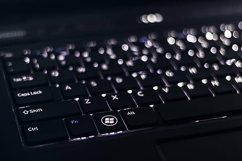 sort, bærbar computer, vendt, tastatur, computer, bærbar, computing, teknologi, meddelelse, internet, vinduer, computer tastatur, computer nøgle, tæt på, pc, forretning, computerudstyr, forbindelse, computer del, trådløs teknologi, ingen mennesker, tekst, indendørs, elektronikindustrien, kontrollere, industri, nummer, vestlige script, elektrisk udstyr, trykknap, 1080P, CC0, offentligt domæne, royaltyfrie
