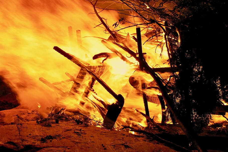 midsommer, ild, udendørs, træ, flamme, brænding, brand - naturligt fænomen, natur, varme - temperatur, orange farve, plante, Skov, log, ingen mennesker, jord, træ - materiale, Brænde, bål, ulykker og katastrofer, bare træ, silhuet, lejrbål, 2K