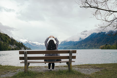 frío, banco, paisaje, montañas, ramas, nubes, nublado, ambiente, hembra, niña, hierba, idílico, dama, lago, junto al lago, encantador, cordillera, naturaleza, al aire libre, pacífico, recreación, escénico, Turismo, sentar, sentado, cielo, tranquilo, viaje, arboles, agua, Banco de madera, montaña, una persona, asiento, belleza en la naturaleza, tranquilidad, paisajes - naturaleza, día, nube - cielo, vacaciones, vista trasera, relajación, adulto, escena tranquila, Banco del parque, 5K, CC0, dominio público, libre de derechos