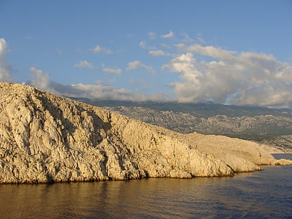 tramonto, mare, pietra, riflessione, d'oro, colore, luce, orizzonte, estate, paesaggio, cielo, natura, sole, acqua, luce del sole, montagna, velebit, rab, Croazia, posizioni di viaggio, Paesaggi, blu, nessuno, corpi d'acqua, lago, lungomare, la tranquillità, nuvola - cielo, scenics - natura, bellezza nella natura, scena tranquilla, giorno, ambiente, all'aperto, scena non urbana, a distanza, spiaggia, vista in terra, 2K, CC0, dominio pubblico, privo di copyright