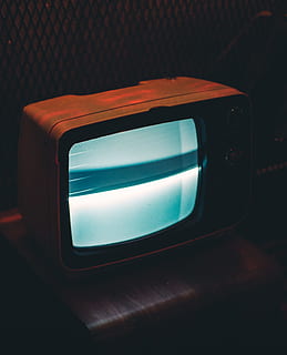 negre, crt tv, mostrant, gris, pantalla, a prop de, electrònica, antiquat, tecnologia, televisió, vintage, taula de fusta, a l'interior, cap gent, interior del vehicle, vidre - material, primer pla, manera de transport, viatjar, nit, transport, televisor, pantalla del dispositiu, finestra, il·luminat, transparent, fosc, avió, 4K, CC0, domini públic, lliure de regalies