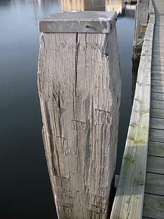 Pole, Anlegesteg, alt, anbinden, Struktur, braun, Wasser, Blau, Metallplatte, Holz - Material, keine Leute, See, Holzpfosten, Tag, Post, Natur, draußen, Nahansicht, Seebrücke, gebaute Struktur, Reflexion, High Angle View, die Architektur, Ruhe, Holz, 2K, CC0, gemeinfrei, lizenzfrei
