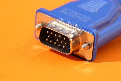 ordenador personal, enchufe, conexión, periférico, vga, pantalla, hardware, edp, cable de conexión, computadora, accesorios de computador, tecnología, macro, de cerca, fondo de color, foto de estudio, solo objeto, nadie, adentro, comunicación, color naranja, cable USB, mesa, negocio, separar, tecnología inalámbrica, azul, metal, naturaleza muerta, cable, dos objetos, fondo naranja, 5K, CC0, dominio público, libre de derechos