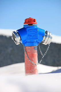 kald, Brann, hydrant, rød, snø, hvit, bransjer, vinter, utendørs, blå, nærbilde, natur, dag, ingen folk, sollys, fokusere på forgrunnen, vann, sikkerhet, kran, metall, himmel, brannhydrant, beskyttelse, plast, utstyr, 4K, CC0, offentlig domene, opphavsrett gratis