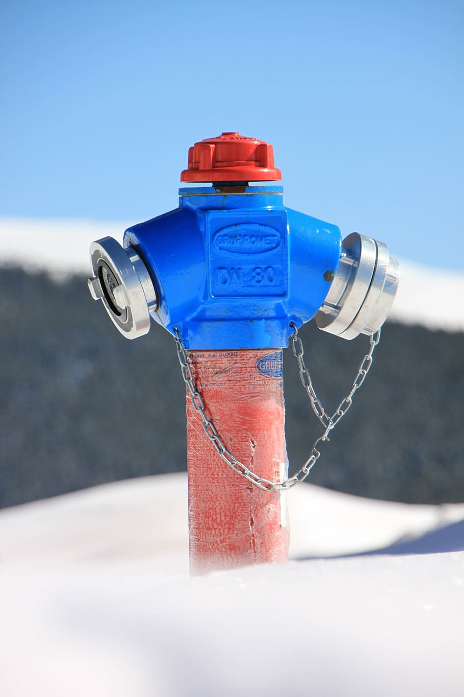 freddo, fuoco, idrante, rosso, la neve, bianca, industrie, inverno, all'aperto, blu, avvicinamento, natura, giorno, nessuno, luce del sole, concentrarsi sulle conoscenze acquisite, acqua, sicurezza, rubinetto, metallo, cielo, protezione, plastica, attrezzatura, 4K