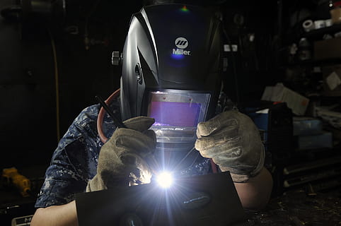 persoon, tig lassen, metaal, bouw, arbeider, lassen, lasser, industrie, leger, arbeid, bouwen, helm, masker, baan, taak, bescherming, bezetting, beschermende werkkleding, werkend, veiligheid, binnenshuis, een persoon, bezit, bekwaamheid, vooraanzicht, metaalindustrie, veiligheid en gezondheid op het werk, expertise, mannen, volwassen, Lens flare, verduisterd gezicht, staal, legering, 2K, CC0, publiek domein, royaltyvrij