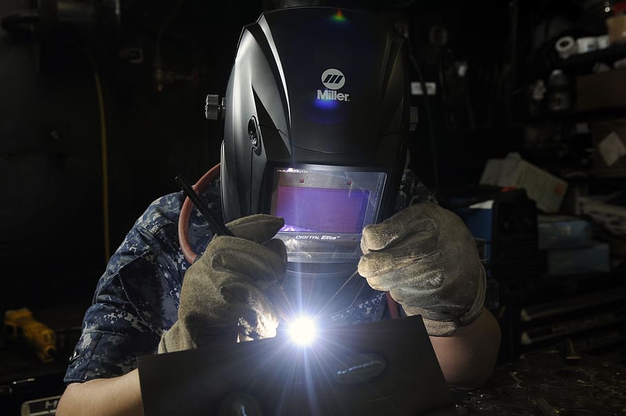 person, tig svejsning, metal, konstruktion, arbejder, svejsning, svejser, industri, militær, arbejdskraft, bygge, hjelm, maske, job, opgave, beskyttelse, beskæftigelse, beskyttende arbejdstøj, sikkerhed, indendørs, en person, bedrift, dygtighed, forfra, metalindustrien, arbejdsmiljø og sikkerhed, ekspertise, herrer, voksen, linseflare, skjult ansigt, stål, legering, 2K