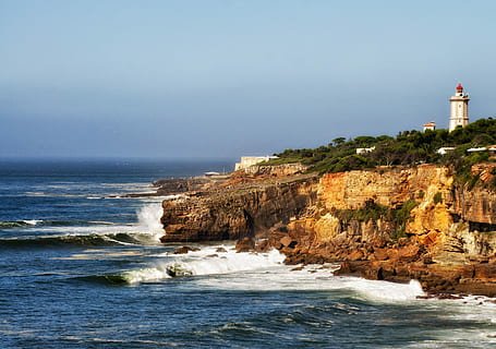 capa, onades, oceà, mar, mar, aigua, aigua, blau, oceà, mar, aigua, blau, línia de costa, Atlàntic, rock, blanc, penya-segat, onada, platja, arquitectura, naturalesa, terra, far, estructura construïda, exterior de l'edifici, orientació, moviment, escenics - natura, edifici, cel, torre, direcció, destinacions de viatge, cap gent, a l'aire lliure, horitzó sobre l’aigua, litoral rocós, 2K, CC0, domini públic, lliure de regalies