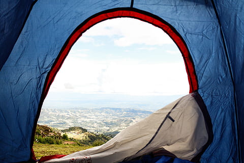 Blau, rot, Zelt, grau, Kuppelzelt, Pop-up, über den Berg, Blick auf die Berge, Camping, draußen, Natur, Abenteuer, Wandern, Urlaube, Berg, Freizeitbeschäftigung, Reise, szenen, Landschaft, Sommer-, Tag, Erwachsene, Stadtbild, drinnen, Himmel, Szenen - Natur, Umgebung, eine Person, Fenster, Transport, Transportmittel, suchen, wolke - himmel, Urlaub, Luftfahrzeug, die Architektur, Blick auf Ansicht, 5K, CC0, gemeinfrei, lizenzfrei