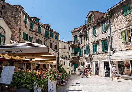 fotografia, bianca, beige, calcestruzzo, case, Diviso, Croazia, cielo, blu, turismo, ristoranti, cultura, mediterraneo, Europa, vecchio, città, costruzione, antico, storico, dalmazia, strada, turista, architettura, esterno dell'edificio, struttura costruita, persone accessorie, destinazioni di viaggio, natura, cittadina, quartiere residenziale, pianta, sentiero, viaggio, giorno, all'aperto, tavolo, caffè del marciapiede, memorizzare, 5K, CC0, dominio pubblico, privo di copyright