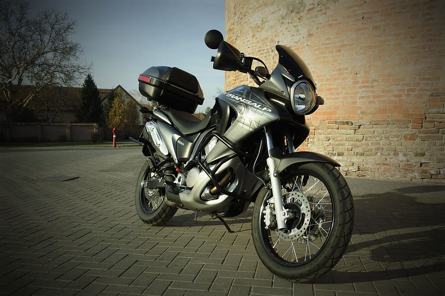 transalp, honda, motor, manera de transport, vehicle terrestre, transport, moto, carrer, estacionari, ciutat, dia, arquitectura, scooter, llambordes, a l'aire lliure, exterior de l'edifici, estructura construïda, cap gent, aparcament, motoneta, sendera, funció de construcció de parets, roda, 5K