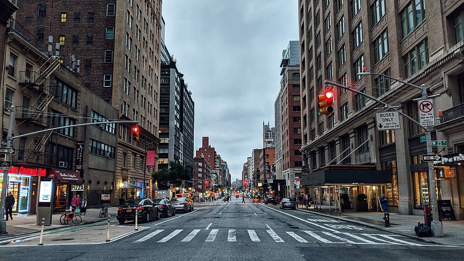 ryddet, vej, bygninger, sort, beton, høj, hvid, himmel, dagtimerne, bygning, perspektiv, arkitektur, bil, person, fodgænger, trafiklys, by-, by, gade, Manhattan, nyc, new york, blond, bygning udvendig, skilt, bygget struktur, transportmidler, vejmærkning, mærkning, vejen frem, symbol, retning, byens gade, tilfældige mennesker, byliv, faldende perspektiv, overfart, lys, udendørs, kontorbygning udvendig, skyskraber, 4K