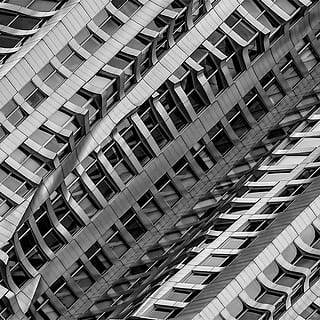 fotografia en escala de grisos, edificis, diagonal de metall, metall, diagonal, edifici, finestra, arquitectura, façana, patró, gratacels, exterior de l'edifici, estructura construïda, escena urbana, blanc i negre, edifici d'oficines, industria de la construcció, ciutat, negocis, acer, marc complet, vista d’angle baix, cap gent, modern, dia, repetició, a l'aire lliure, en fila, fons, exterior d’edifici d’oficines, característica arquitectònica, oficina, disseny, apartament, 2K, CC0, domini públic, lliure de regalies