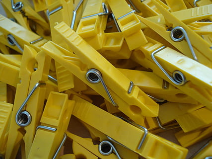 žlutá, klamnmer, kolíčky na prádlo, dřevo - materiál, průmysl, nikdo, detail, ingot, den, stálý život, uvnitř, velká skupina objektů, kov, celý rám, pozadí, vysoký úhel pohledu, hojnost, opakování, halda, zařízení, kontejner, box, papír, plastický, sbírka, 2K, CC0, veřejná doména, bez autorských práv
