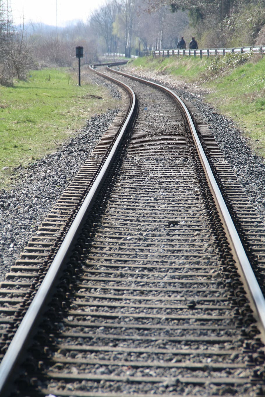 scheen, trein, industrie, spoor, spoorlijn, spoorweg, spoorrails, vervoer-, locomotief, verkeer, spoor transport, de weg vooruit, richting, vervoer, perspectief verminderen, geen mensen, fabriek, natuur, metaal, verdwijnpunt, boom, dag, buitenshuis, openbaar vervoer, gras, land-, reizen, lang, parallel, 4K