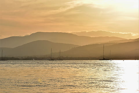 apus de soare, dispozitie, soare, lumina din spate, coastă, peisaj, ierburi, Franţa, nori, starea de spirit romantică, mare, Munte, apă, cer, scenice - natura, frumusețe în natură, de munte, liniște, natură, o scenă liniștită, nor - cer, mediu inconjurator, siluetă, idilic, nici o persoana, în aer liber, 5K, CC0, domeniu public, fără drepturi de autor