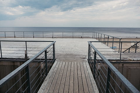 tom strand kafé, tom strand, kafe, landskap, hav, rekkverk, Strand, utendørs, bro - menneskeskapte struktur, natur, vann, ingen folk, himmel, horisont over vann, sky - himmel, horisont, naturskjønnhet - natur, skjønnhet i naturen, ro, tre - materiale, rolig scene, retning, arkitektur, veien forover, brygge, dag, tømme, tre, trepanel, 4K, CC0, offentlig domene, opphavsrett gratis