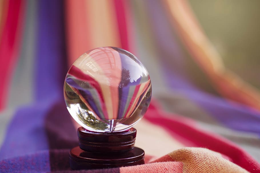 clar, globus d’aigua de vidre, primer pla, fotografia, pilota, vidre, Quant a, reflexió, duplicació, colorit, endevinació, màgia, psíquics, astrologia, bonic, forma, color, brillant, multicolor, cap gent, a l'interior, refracció, dia, centrar-se en primer pla, esfera, sol objecte, bola de vidre, vidre - material, moda, enfocament selectiu, metall, joieria, natura morta, marbres, art i artesania, accessori personal, color plata, 5K