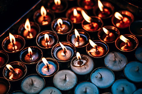 Teelicht Kerzen, zündete, Kerze, Licht, Feuer, Flamme, Nacht-, große gruppe von gegenständen, drinnen, Hintergründe, keine Leute, Nahansicht, Tag, Verbrennung, Feuer - natürliches Phänomen, Fülle, High Angle View, Stillleben, in einer Reihe, Glauben, Anordnung, Religion, Hitze - Temperatur, Spiritualität, Auftrag, Natur, dunkel, Teelicht, 5K, CC0, gemeinfrei, lizenzfrei