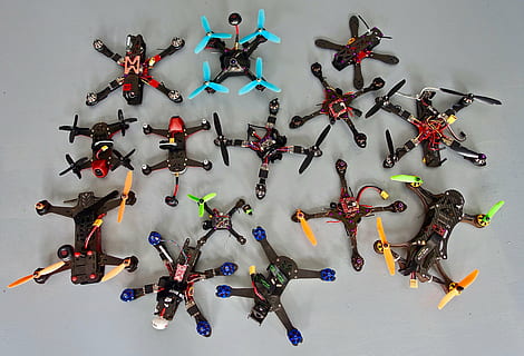 colorat quadcopter lot, quadcopter, drone, proiecta, aviaţie, aerian, tehnologie, inovație, trântor, robot, variație, alegere, în interior, grup mare de obiecte, multi colorate, vedere în unghi mare, natură moartă, direct deasupra, studio shot, nici o persoana, abundenţă, gri, masa, fundal gri, a închide, fundal alb, ambarcațiune, grup mare de animale, formă, scufundări sub apă, 4K, CC0, domeniu public, fără drepturi de autor
