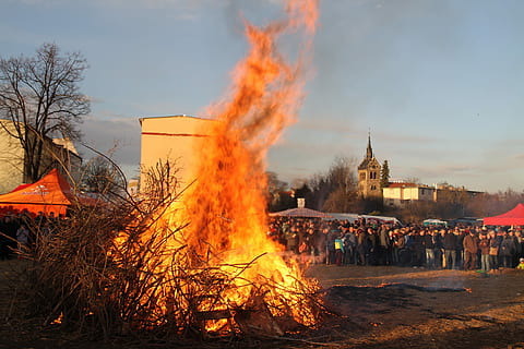 ild, lejrbål, skikke, flamme, træ, påske brand, røg, firelight, brænding, varme - temperatur, udendørs, bygning udvendig, arkitektur, bygget struktur, brand - naturligt fænomen, natur, røg - fysisk struktur, gruppe af mennesker, bygning, rigtige mennesker, glødende, by, himmel, begivenhed, miljø, orange farve, forurening, luftforurening, 2K, CC0, offentligt domæne, royaltyfrie