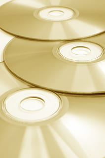 photographie rapprochée, disque, CD, disque compact, Les données, la musique, La technologie, l'audio, DVD, ordinateur, espace de rangement, information, médias, cercle, rond, CD ROM, numérique, record, à l'intérieur, personne, fermer, vue grand angle, prise de vue en studio, groupe d'objets, nature morte, Nourriture et boisson, modèle, métal, couleur or, illuminé, groupe moyen d'objets, jaune, empiler, groupe, boisson, répétition, céramique, vide, vaisselle, orné, 2K, CC0, domaine public, libre de droits