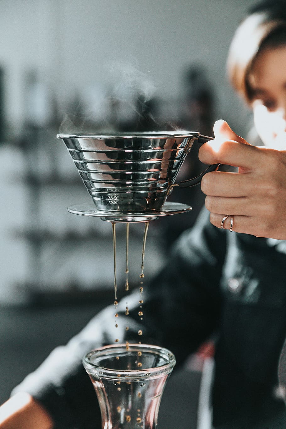 persona, celebració, gris, inoxidable, tassa d'acer, fum, colador de cafè, interior, cafè, filtrar, gerra, plata, vapor, persones reals, una persona, mà humana, menjar i beguda, mà, centrar-se en primer pla, estils de vida, fum - estructura física, frescor, part del cos humà, contenidor, activitat d'oci, preparació, beure, menjar, moviment, refresc, dit, vidre, 5K