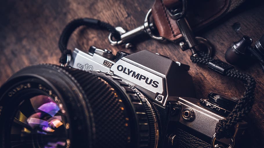 poc profund, foto del focus, olympus camera, negre, gris, olympus, slr, càmera, macro, tir, creativitat, tecnologia, corretja, lent, càmera - equip fotogràfic, equipament, vell, passat de moda, lent - instrument òptic, temes de fotografia, estil retro, sol objecte, antiguitat, obsoleta, transport, a l'interior, cap gent, dia, primer pla, equip fotogràfic, manera de transport, enfocament selectiu, text, natura morta, centrar-se en primer pla, nombre, lent - ull, tir de l'estudi, càmera digital, vídeo, roda, 4K