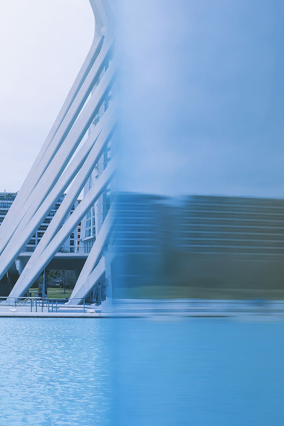 edifici, cos, wter, cos d'aigua, arquitectura, reflexió, aigua, ciutat, estructura construïda, exterior de l'edifici, moviment borrós, cel, davant del mar, cap gent, dia, naturalesa, moviment, a l'aire lliure, modern, pont, oficina, blau, vidre - material, exterior d’edifici d’oficines, piscina, luxe, 5K