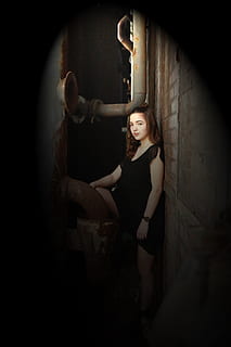 Schatten, Licht, Sonne, Hintergrund, dunkel, schwarz, jung, Mädchen, Strumpfhose, Frau, Mensch, Zahl, weiblich, schlank, junges Mädchen, Menschen, Frauen, Schönheit, eine Person, Sinnlichkeit, wunderschönen, kaukasischer Abstammung, junger Erwachsener, Erwachsene, Mode, gruslig, Grusel, drinnen, Nur eine junge Frau, nur eine frau, nur Frauen, nur für Erwachsene, schöne Frau, junge Frau, echte Menschen, Dreiviertel Länge, Porträt, Kamera betrachten, Legere Kleidung, Wandbau - Funktion, in voller Länge, Kleid, Stehen, Betrachtung, Frisur, 5K, CC0, gemeinfrei, lizenzfrei