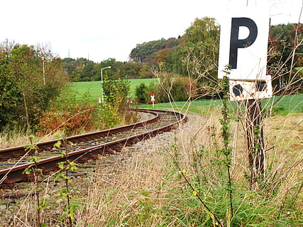 Spur, Schild, verlassen, Schienenverkehr, Bahngleis, Pflanze, Transport, Baum, Natur, Himmel, Transportmittel, Nummer, Tag, öffentliche Verkehrsmittel, keine Leute, Gras, Wachstum, Reise, Kommunikation, draußen, Land, Zeichen, 2K, CC0, gemeinfrei, lizenzfrei