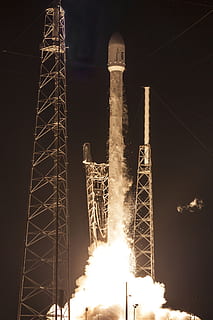mancato, razzo spaziale, lancio, ore notturne, lancio del razzo, notte, conto alla rovescia, SpaceX, decollo, lanciare, fiamme, propulsione, spazio, razzo, velocità, veicolo, missile, motore a razzo, mezzi di trasporto, trasporto, navicella spaziale, energia, volante, carburante, capo salvifico, trampolino di lancio, aerospaziale, scoperta, Inquadratura dal basso, struttura costruita, architettura, illuminato, industria, nessuno, metallo, alto - alto, cielo, natura, esterno dell'edificio, fabbrica, all'aperto, Torre, tecnologia, elettricità, edificio industriale, combustibile e produzione di energia, attrezzatura per l'illuminazione, inquinamento dell'aria, ferro - metallo, inquinamento, materiale elettrico, Alimentazione elettrica, 2K, CC0, dominio pubblico, privo di copyright
