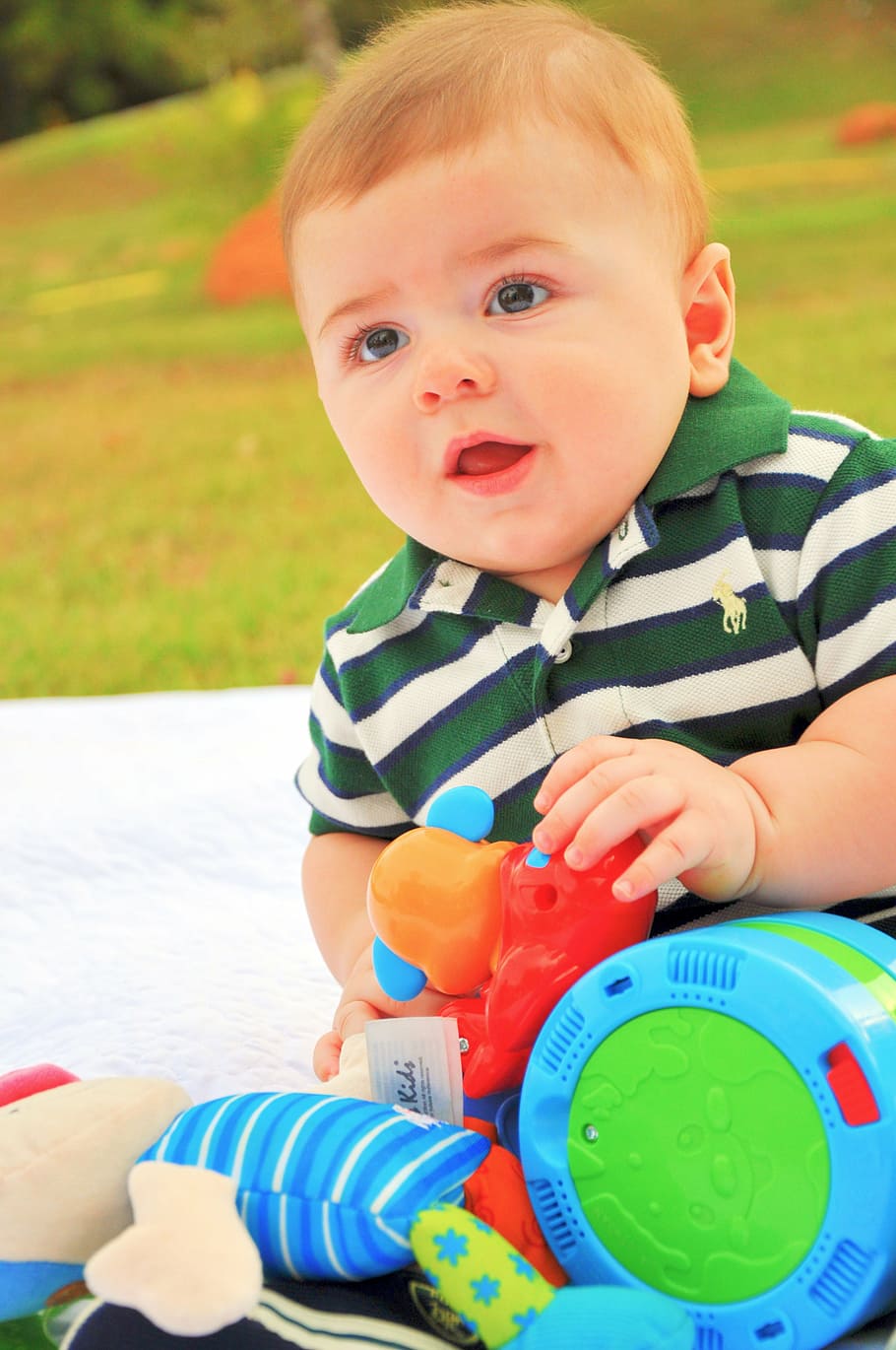 Junge, spielen, Spielzeug, tagsüber, bebe, Kind, Baby, Kleinkind, Spielzeuge, draußen, nettes Lächeln, Polo Hemd, gestreift, Kindheit, süß, echte Menschen, eine Person, Unschuld, jung, Porträt, Vorderansicht, Säuglingsalter, Kamera betrachten, Lebensstile, Sitzung, Tag, Mund offen, 4K