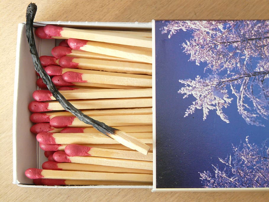 caixa de partits, partits, cremar, foc, encendre, natura morta, material de fusta, cap gent, a l'interior, taula, primer pla, vista d’angle alt, matchstick, directament a sobre, planta, preparació, patró, art i artesania, menjar, benestar, grup d'objectes, frescor, menjar i beguda, gran grup d'objectes, flama, motiu floral, 2K