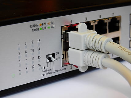 Weiß, beschichtet, Kabel, Gerät, Schalter, Netzwerk, Datenverarbeitung, es, Ethernet, Verbindung, Daten, Patch-Kabel, lan, Internet, Verteiler, Technologie, Netzwerkkabel, Netzwerktechnologie, Elektronik, Hardware-, Komponente, Computer, Server, Netzwerkanschlussstecker, Computernetzwerk, Kommunikation, kabellose Technologie, Elektrizität, Ausrüstung, Router, Netzwerkserver, Computerkabel, Wissenschaft, Steuerung, Verbindungsblock, Telekommunikationsausrüstung, globale Kommunikation, Auslauf, verdrahtet, elektrische Ausrüstung, Netzteil, elektrische Komponente, 4K