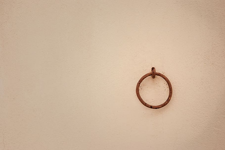 paret, anell, vell, antiguitat, textura, disseny, vintage, estil, metall, decoratiu, símbol, llum, arquitectura, equipament, estructura, construcció, sostre, òxid, accessori, hangar, còpia espai, a l'interior, cap gent, penjant, bany, habitació domèstica, funció de construcció de parets, forma, forma geomètrica, cercle, marró, senzillesa, estructura construïda, sol objecte, tir de l'estudi, primer pla, natura morta, art i artesania, 4K